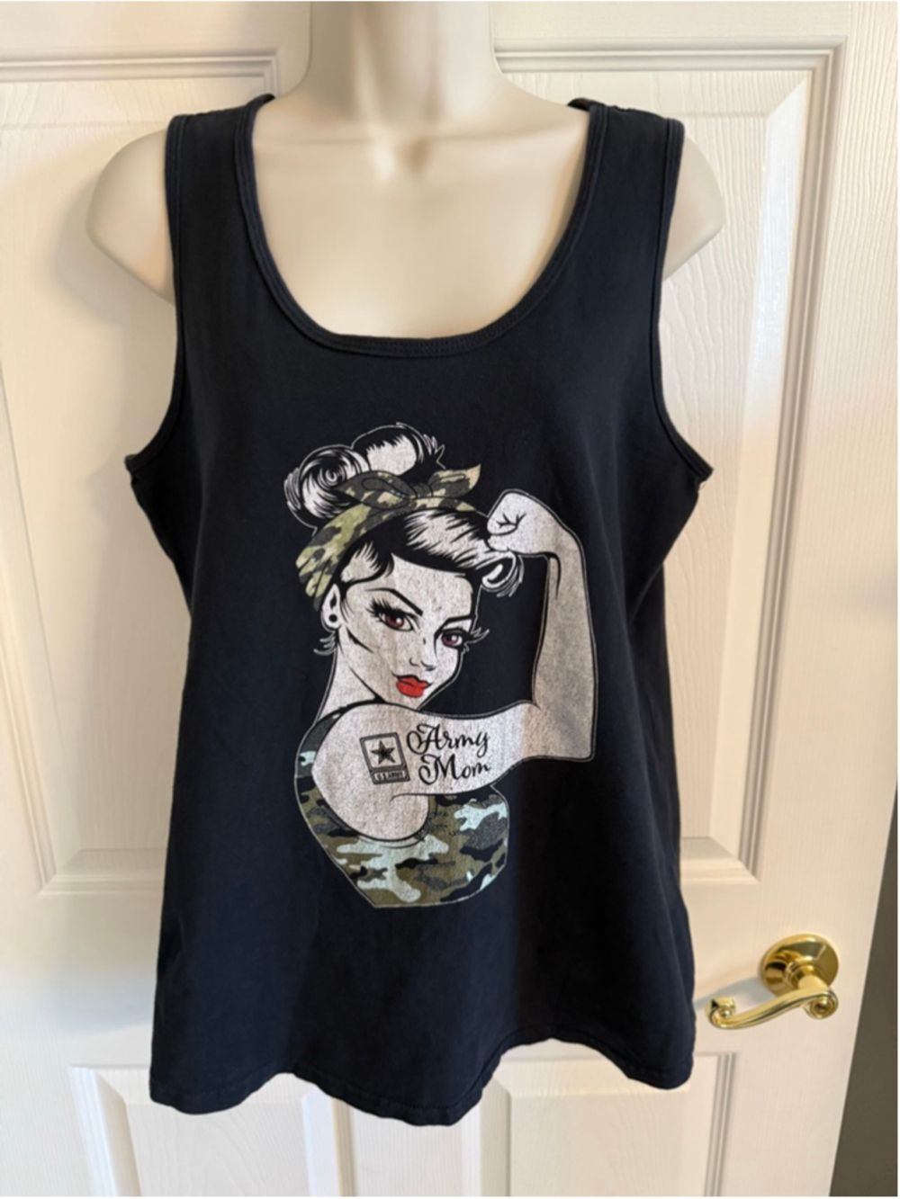 “Army Mom” pin up girl tank top black size M